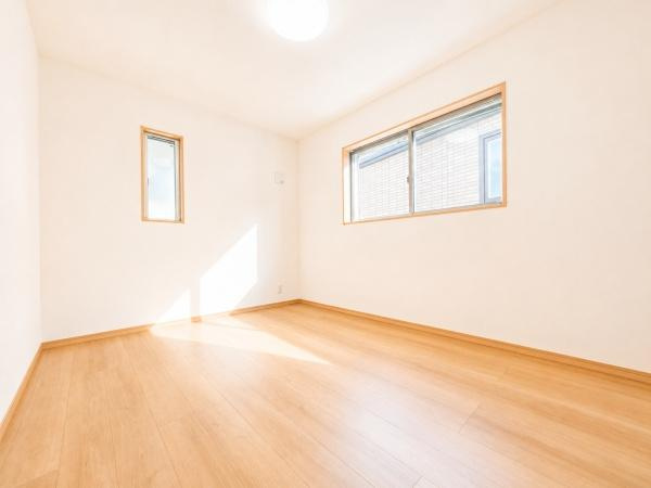 横浜市戸塚区深谷町の新築一戸建の洋室|落ち着きのある洋室です！
休日はこちらでおくつろぎ下さい♪
