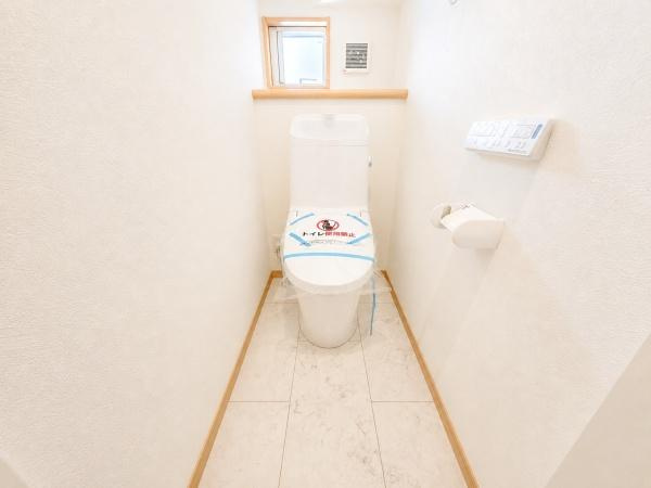 横浜市戸塚区深谷町の新築一戸建のトイレ|清潔感のある内装のすっきりとしたデザインのトイレです。
水周りが綺麗だと安心ですね。
