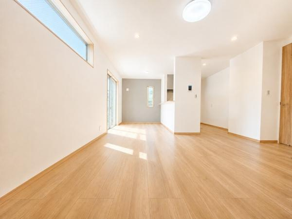 横浜市戸塚区深谷町の新築一戸建の居間・リビング|自慢したくなるリビング！
形も良く家具の配置にも困りません。