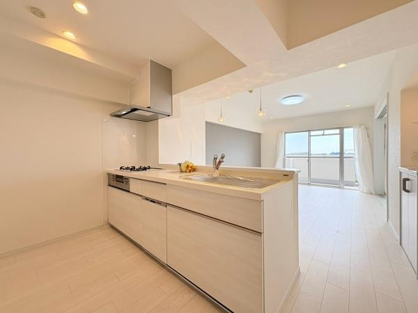 長峰杜の3番街１号棟のキッチン|キッチン側から見たリビングです！