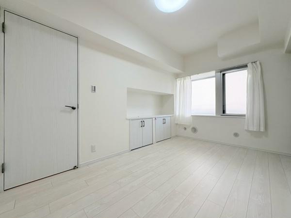 長峰杜の3番街１号棟の洋室|洋室5.5帖！玄関側にあるお部屋です！窓もあり換気もできて安心ですね♪