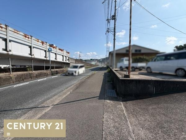 有田川町水尻　中古戸建の前面道路含む現地写真