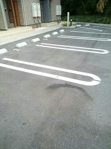 トゥジュールＢの駐車場