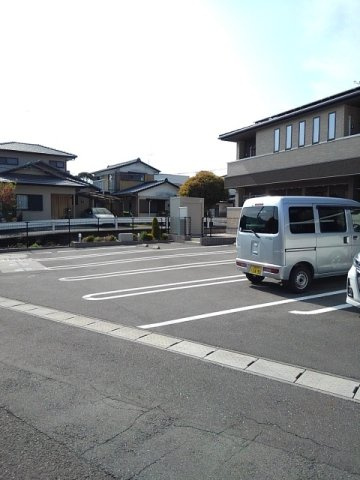 スプリングファインの駐車場