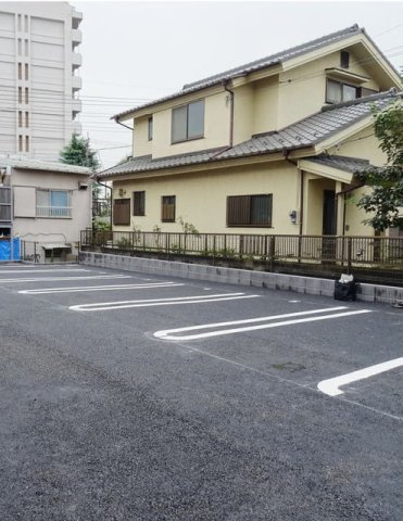 マルベリーハウスの駐車場