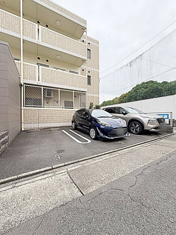 プレステージ金城の駐車場