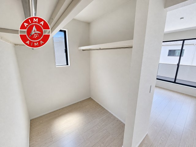 福津市花見の里3丁目第5-2棟（1号棟）の収納|洋服や大きな荷物が多い方や人数の多いご家族などは、一般的なクローゼットよりもウォークインクローゼットのほうが使い勝手が良いです。