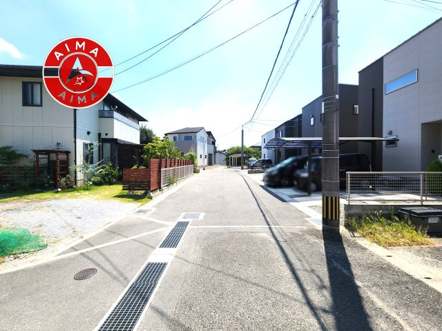 福津市花見の里3丁目第5-2棟（1号棟）の前面道路含む現地写真|前面道路は閑静な住宅地をはしる車通りの少ない道路。お車の出し入れが苦手なママや小さなお子様にも安心ですね。しっかり舗装もされているので、ベビーカーや自転車で通っても快適に通行できます。