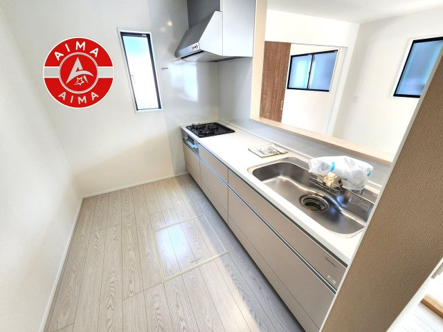 福津市花見の里3丁目第5-2棟（1号棟）のキッチン|ダイニングテーブルへの配膳がラクラク、お料理はかどるカウンター付きシステムキッチン！