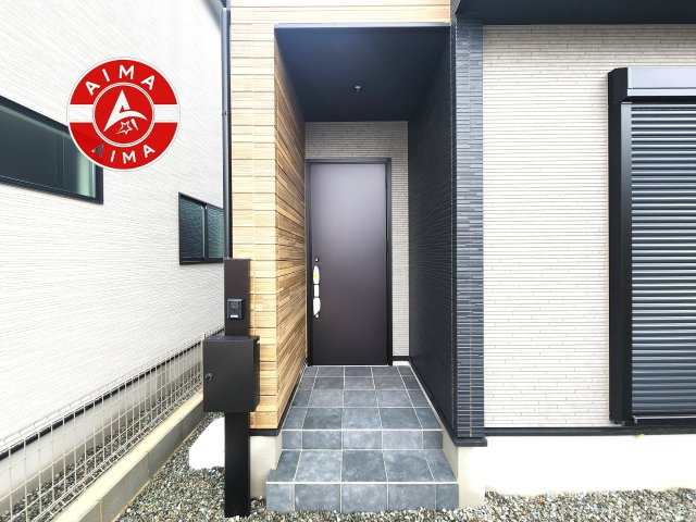 福津市花見の里3丁目第5-2棟（2号棟）の玄関|おでかけの時も帰った時も、「我が家」を最初に感じでもらえる素敵な空間に。