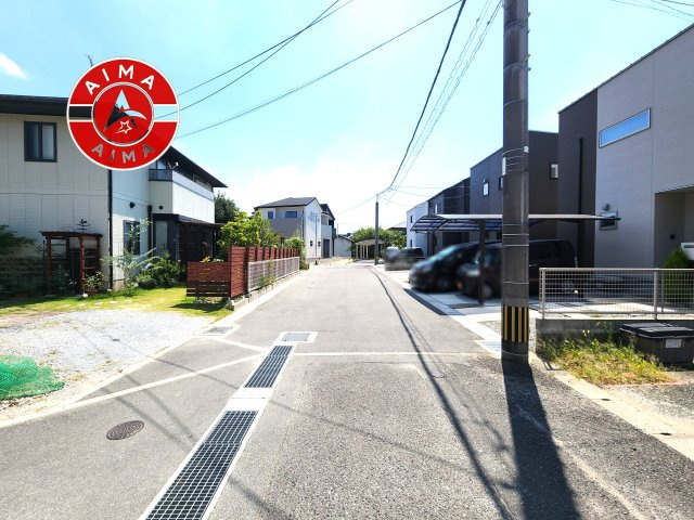 福津市花見の里3丁目第5-2棟（2号棟）の外観|前面道路含む現地の写真です。
