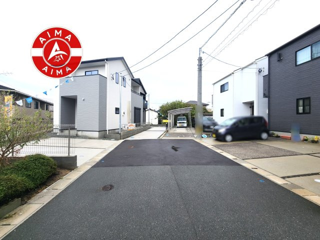 福津市花見の里3丁目第5-2棟（2号棟）の外観|前面道路含む現地の写真です。
