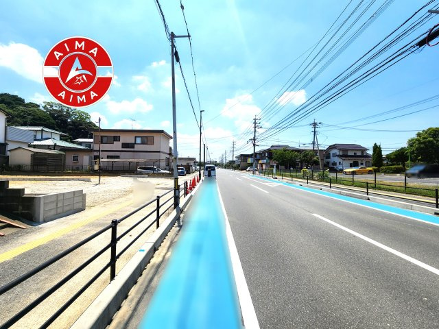 古賀市花鶴丘2丁目第2-2棟（2号棟）の前面道路含む現地写真|前面道路は閑静な住宅地をはしる車通りの少ない道路。お車の出し入れが苦手なママや小さなお子様にも安心ですね。しっかり舗装もされているので、ベビーカーや自転車で通っても快適に通行できます。