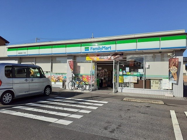 【周辺】 | セルティーガ | ファミリーマート　西原三丁目店まで700m