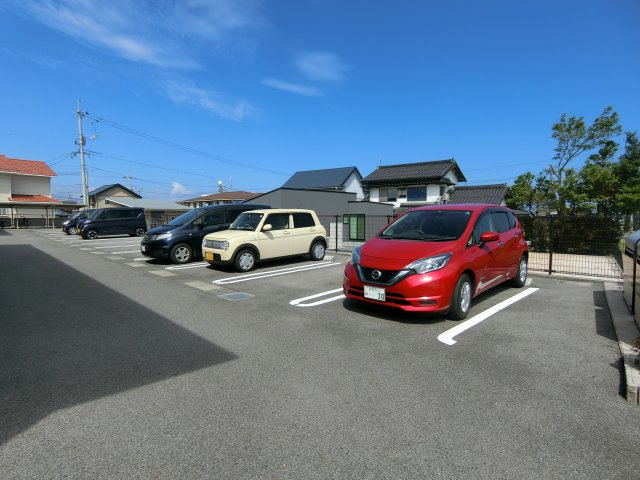 フォーチュネイトハウスＤの駐車場