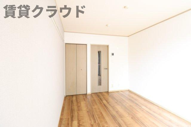 プリシェール稲荷町の寝室|広くて明るい寝室