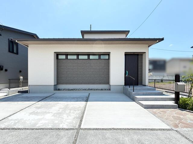 富士宮市野中の新築一戸建|白を基調にダークトーンのアク…
