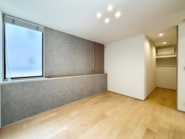 富士宮市野中の新築一戸建|グレーのアクセントクロスとウ…