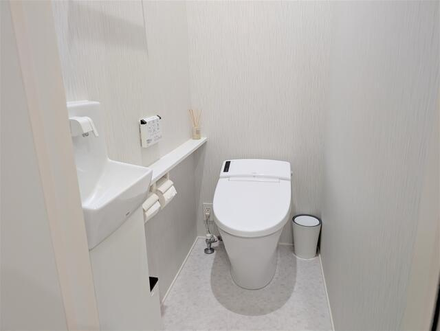 富士市宮島の中古一戸建|１階のトイレの便器はタンクレ…
