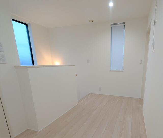 富士市宮島の中古一戸建|２階の廊下は窓も付いて明るく…