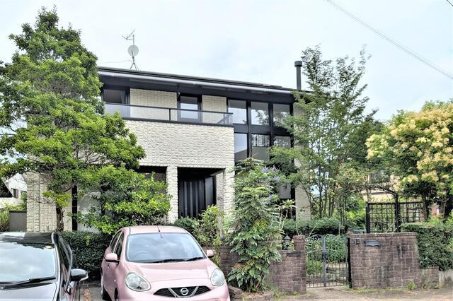 富士宮市大鹿窪の中古一戸建|リビングの吹抜に付いたカーテ…