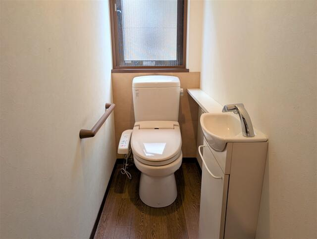 富士宮市大鹿窪の中古一戸建|１階のトイレには手洗い器も付…