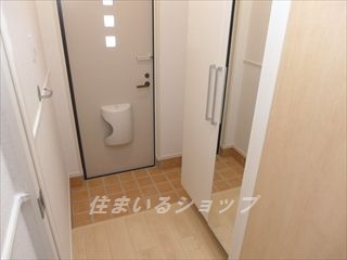 フィオーレ　ドムスＡの玄関|ミラー付き大型シューズボックス
