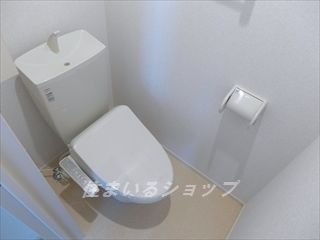フィオーレ　ドムスＡのトイレ|シャワートイレ・収納棚あり