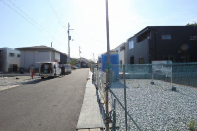 鴨部　新築戸建　の前面道路含む現地写真|南側　幅　6.0ｍ　接道　8.31ｍ