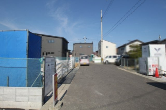鴨部　新築戸建　の前面道路含む現地写真|南側　幅　6.0ｍ　接道　8.31ｍ