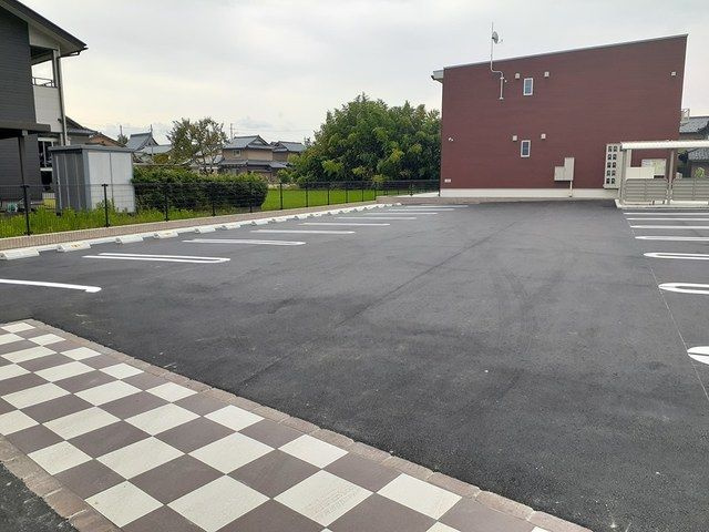 ドミール武生の駐車場