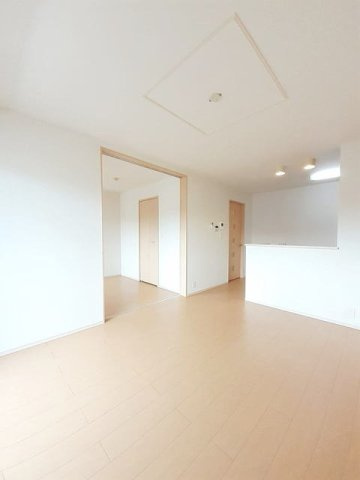 グランアムールⅡの居間・リビング|こちらの居間で趣味の時間をお楽しみください