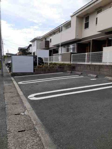 アヴニールの駐車場|駐車場があるので、車を買う予定の方も安心です