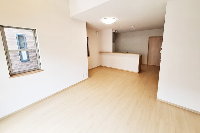 堺市東区草尾の居間・リビング|LDK：フロアタイル上貼、クロスを貼替えるなど、ピカピカにリフォーム済み。