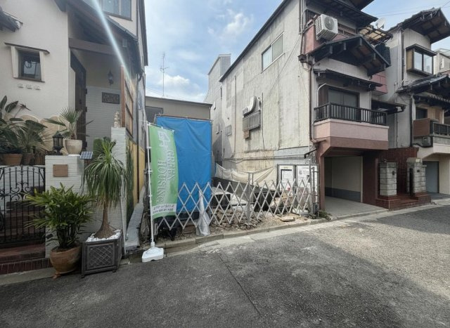 住吉区大領2丁目の前面道路含む現地写真|敷地の奥行きを活かした3階建3LDKプラン。2階リビングのため外からの視線が気になりにくく、ご家族で