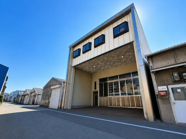 平野区加美東1丁目のその他|雨天時にも荷物の積み降ろしがしやすい屋根付き空間です。