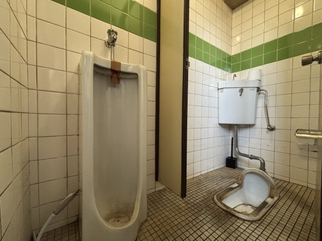 平野区加美東1丁目のトイレ|小便器と和式便器を備えたトイレスペース。事業用・作業場としての利用にも対応しやすい設備です。