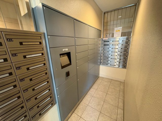 セントパークス平野公園の玄関|メールボックスと宅配ボックスを備えた共用部。不在時の荷物の受け取りにも便利で、忙しい毎日をさりげなく