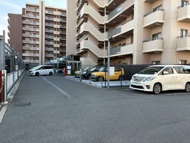 セントパークス平野公園の駐車場|敷地内駐車場のあるマンション。住棟との距離感もわかりやすく、日々のカーライフをイメージしやすいです♪