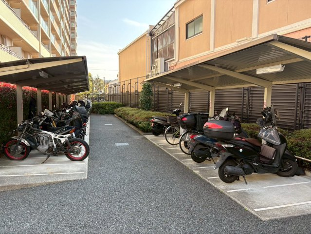 セントパークス平野公園の駐車場|屋根付きのバイク置場を設けています。雨の日の使い勝手にも配慮された、あるとうれしい共用設備です◎