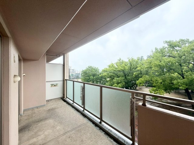 セントパークス平野公園のバルコニー|開放感のある眺望が魅力です。奥行きのあるバルコニーで、洗濯物を干すスペースとしても使いやすい広さがあ