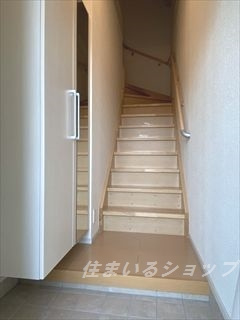 フリーデ　Ｃの玄関|ミラー付き大型シューズボックス