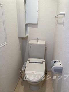 フリーデ　Ｃのトイレ|シャワートイレ・収納棚あり