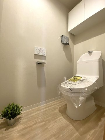 レーベンリヴァーレタワーザ・テラスのトイレ|トイレ新規交換
新規交換された快適な温水洗浄便座付きトイレ。節水型で経済的な上、お手入れがしやすいスッキリとしたデザインで衛生的にご使用いただけます。
