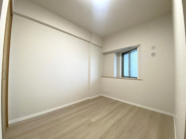レーベンリヴァーレタワーザ・テラスの子供部屋|洋室4.9帖　間取り図左上の部屋
主寝室に最適な約6.0帖の洋室。十分な広さがあり、ダブルベッドなどの大型家具もすっきり配置可能。クローゼット付きで収納面も安心です。