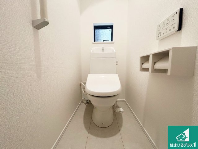大阪市淀川区野中南　新築一戸建てのトイレ|シャワー洗浄機能付トイレは標準仕様。冬場は暖かシートヒーターも装備！
表面コートでキレイ長持ち！省エネ節水仕様の温水洗浄トイレ！