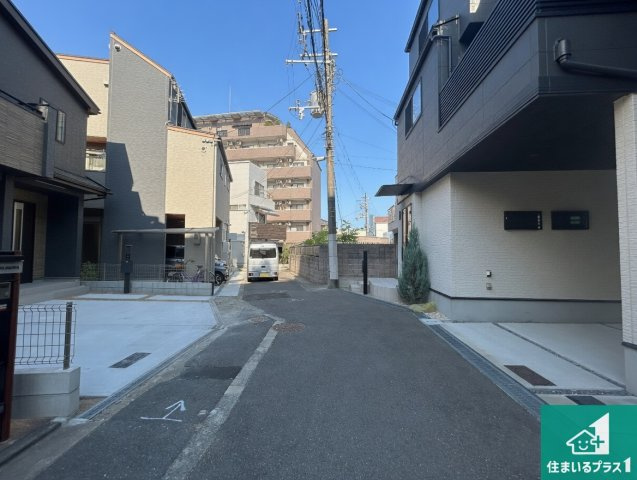 大阪市淀川区野中南　新築一戸建ての前面道路含む現地写真|周辺は閑静な住宅街！前面道路広々で車の出し入れも便利です。駐車が苦手な方でも安心して車庫入れできます！