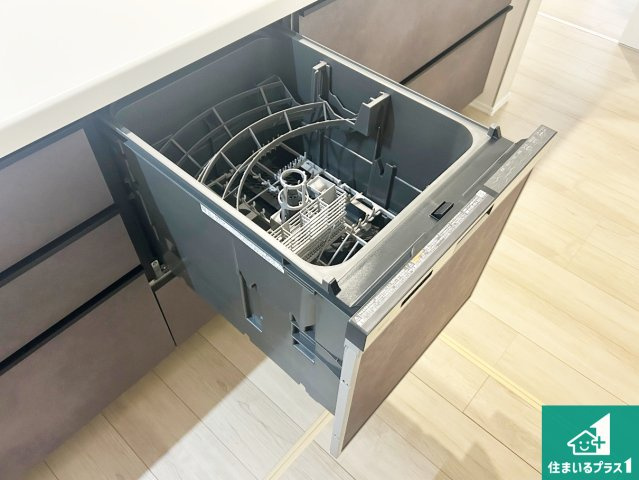 大阪市淀川区野中南　新築一戸建ての設備|食事後の一仕事、食器洗いをボタン一つでお任せできちゃいます！場所を取らないビルトイン式なので、お料理スペースもしっかり確保！