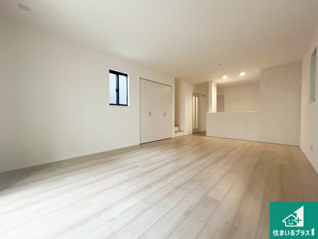大阪市淀川区野中南　新築一戸建ての居間・リビング|シンプルなリビングは、ソファーを置いたり、観葉植物を置いたり、家具の配置やインテリアで住む人のこだわりを活かすゆとりある空間にしてください♪