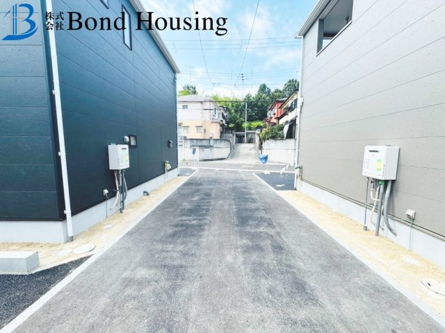 お車3台以上駐車可　伊川谷町有瀬第7　3号棟の前面道路含む現地写真